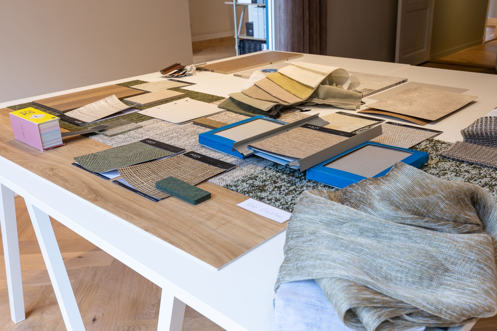 stalen op tafel