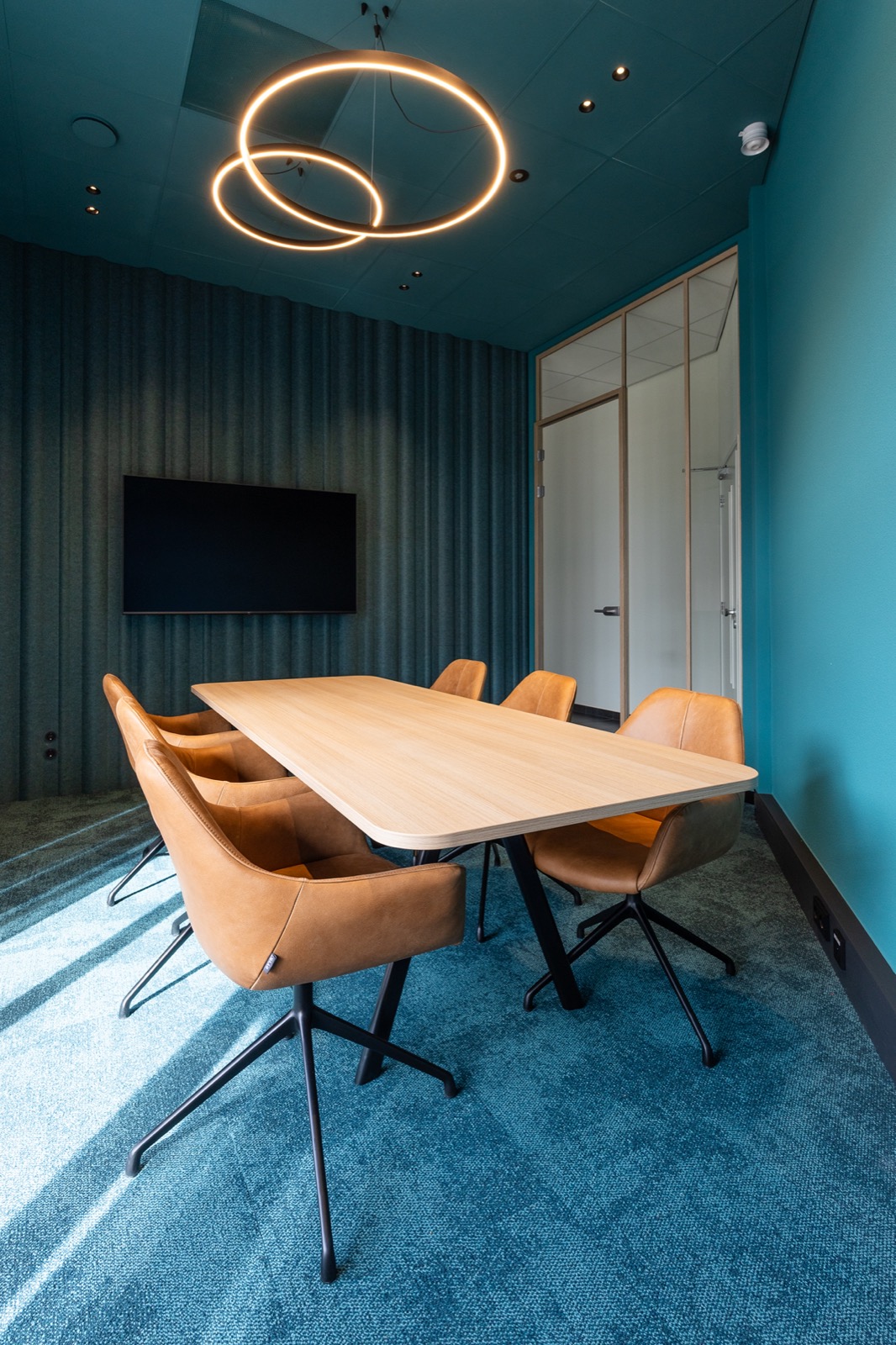 vergaderruimte met luxe meubels