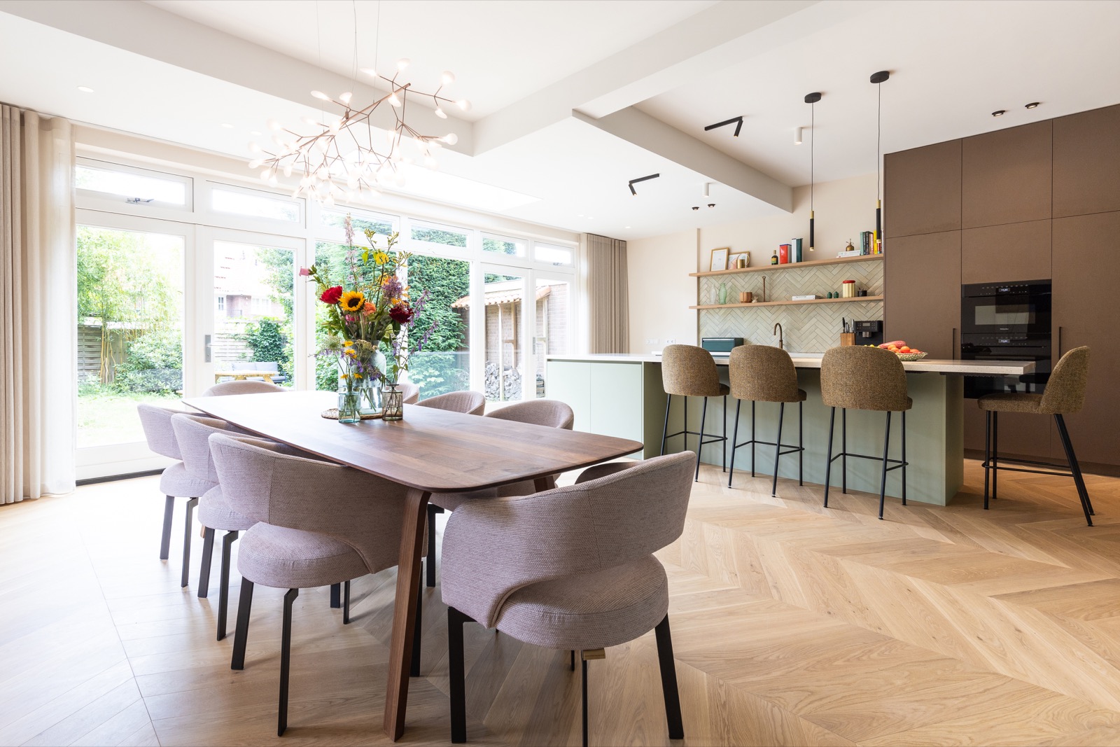 luxe keuken inrichting met eettafel en stoelen