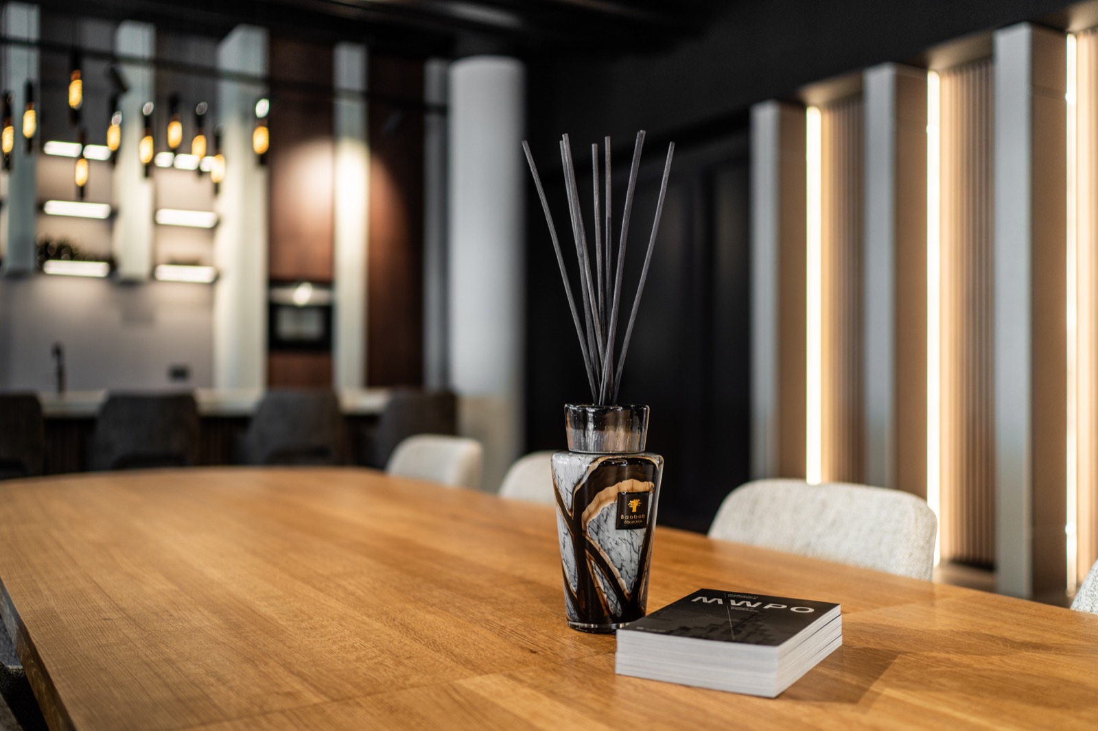 luxe tafel met stoelen in vergaderruimte