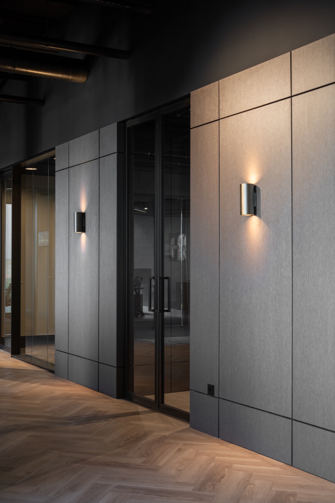hal met luxe wandverlichting