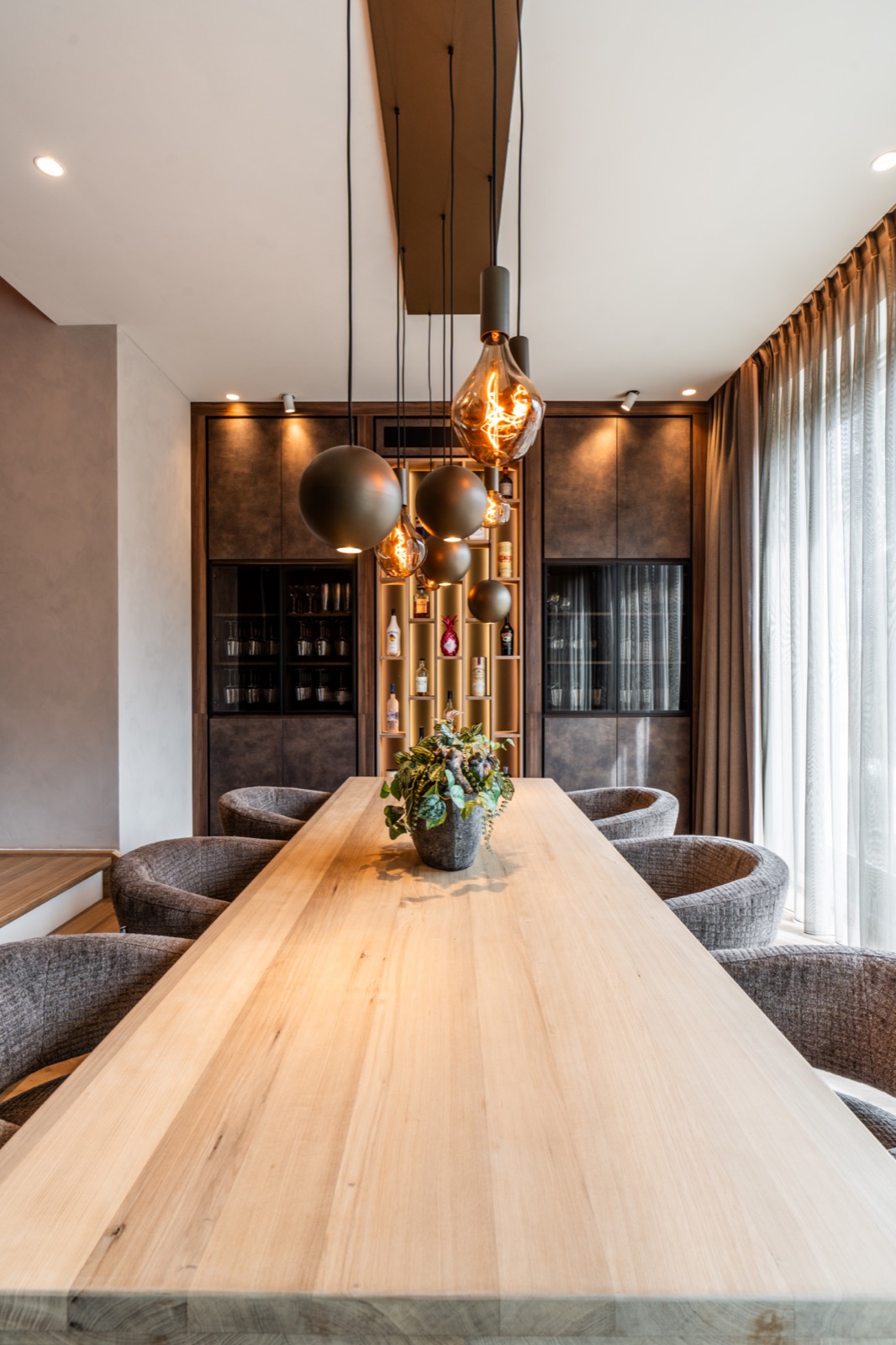 luxe eettafel met design lamp