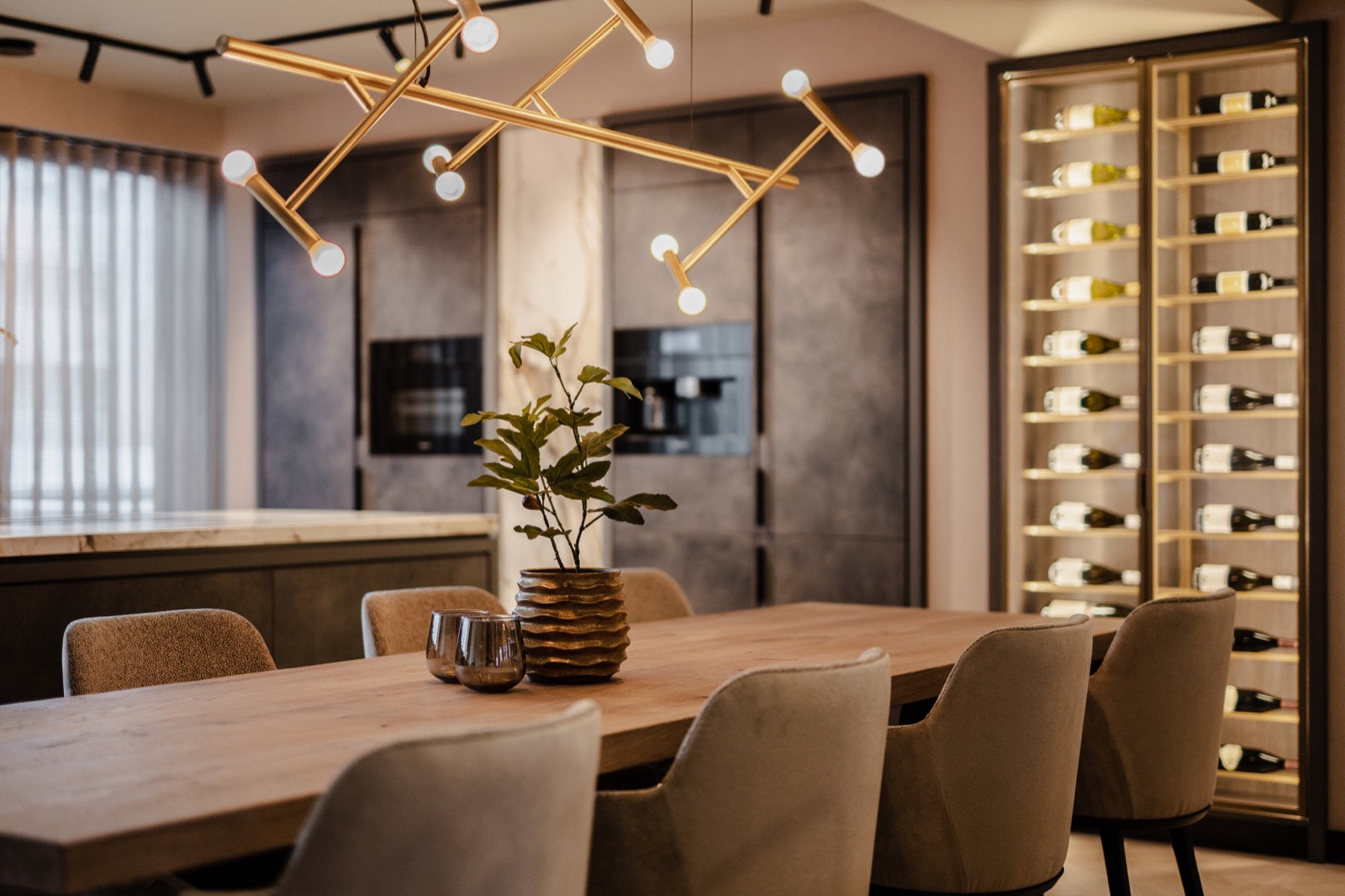 luxe eettafel en wijnkast