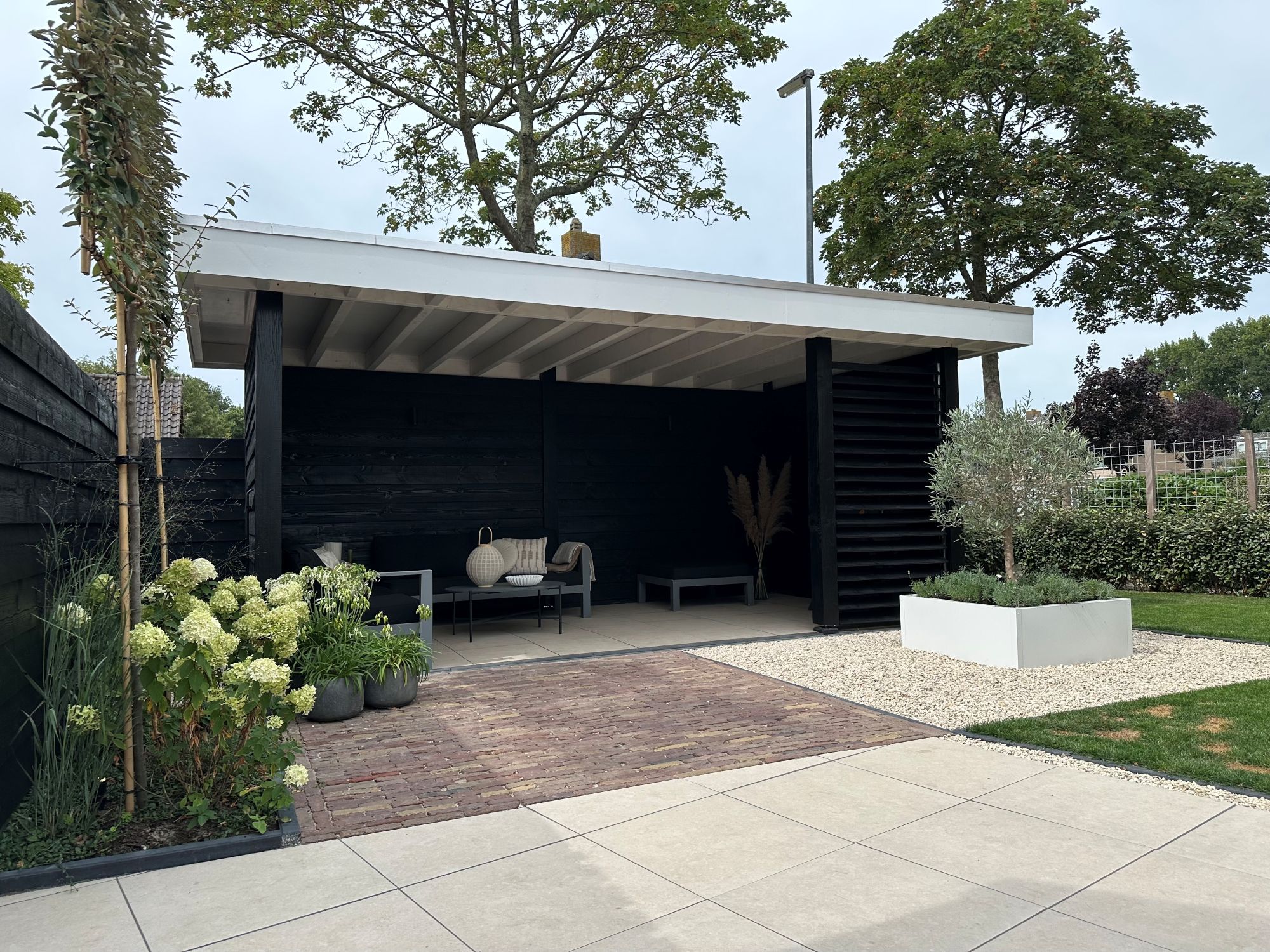 luxe tuin met veranda