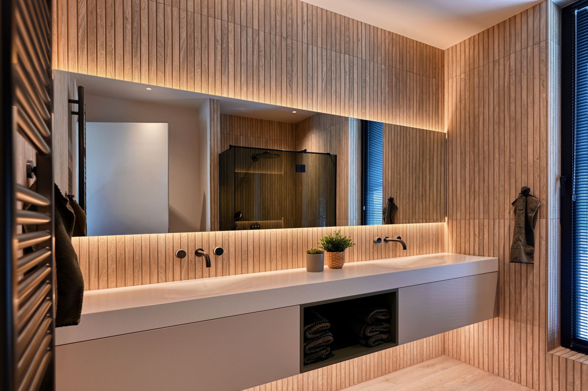 wastafel met verlichting