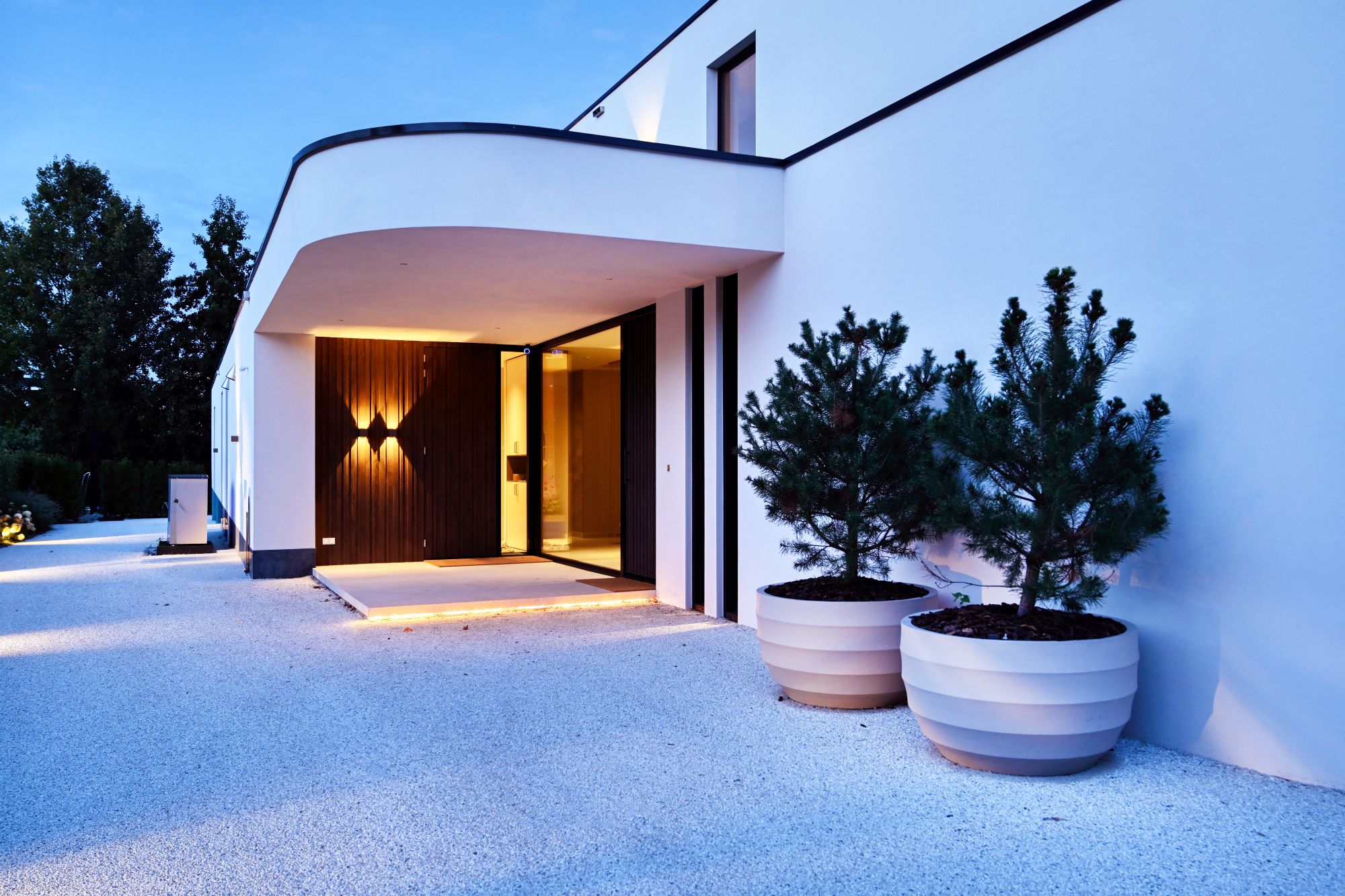 villa entree met verlichting