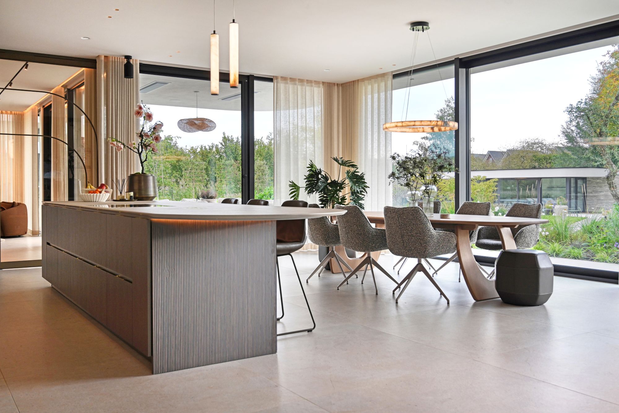 open leefkeuken met luxe verlichting