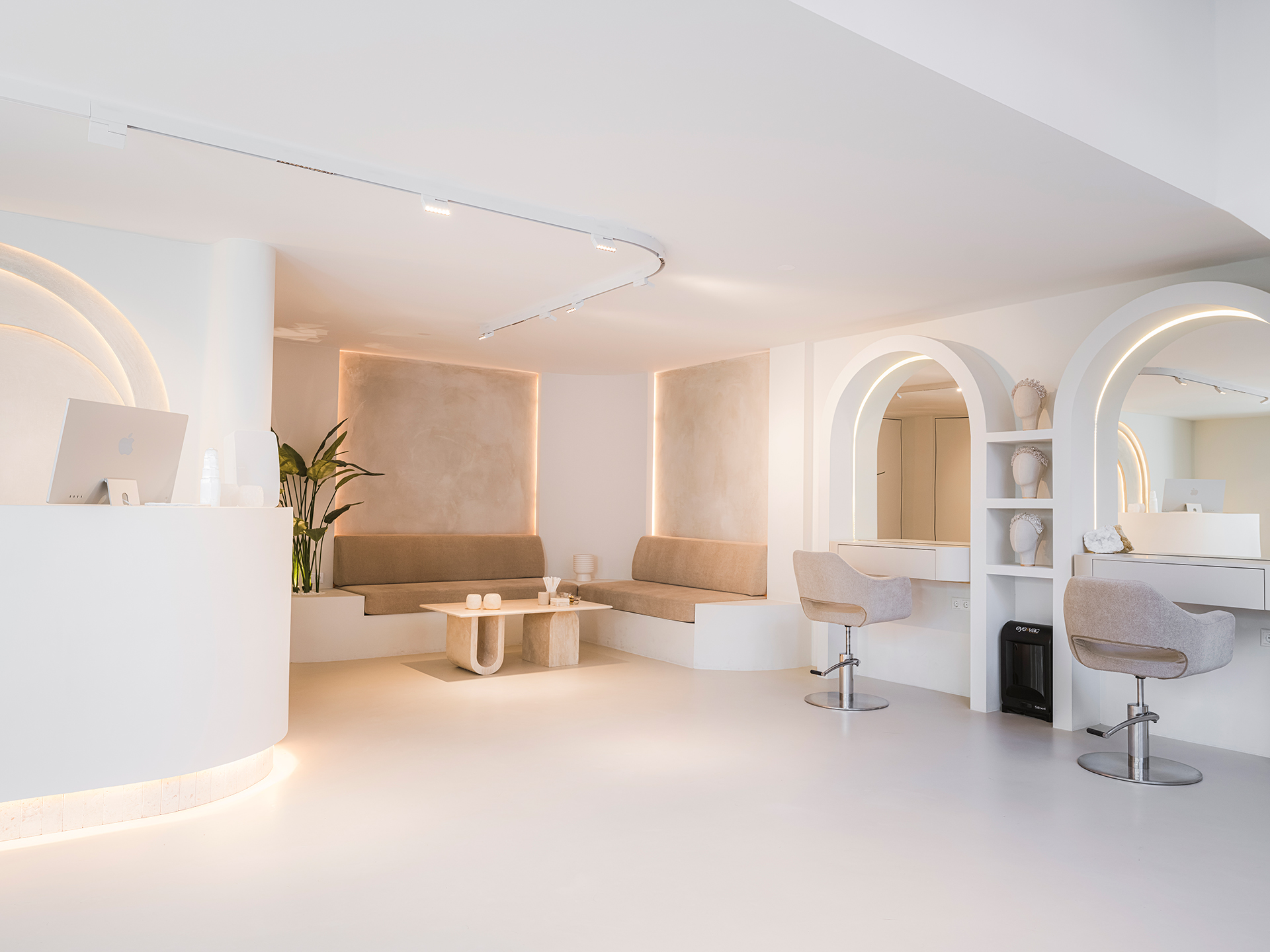 moderne salon met verlichting
