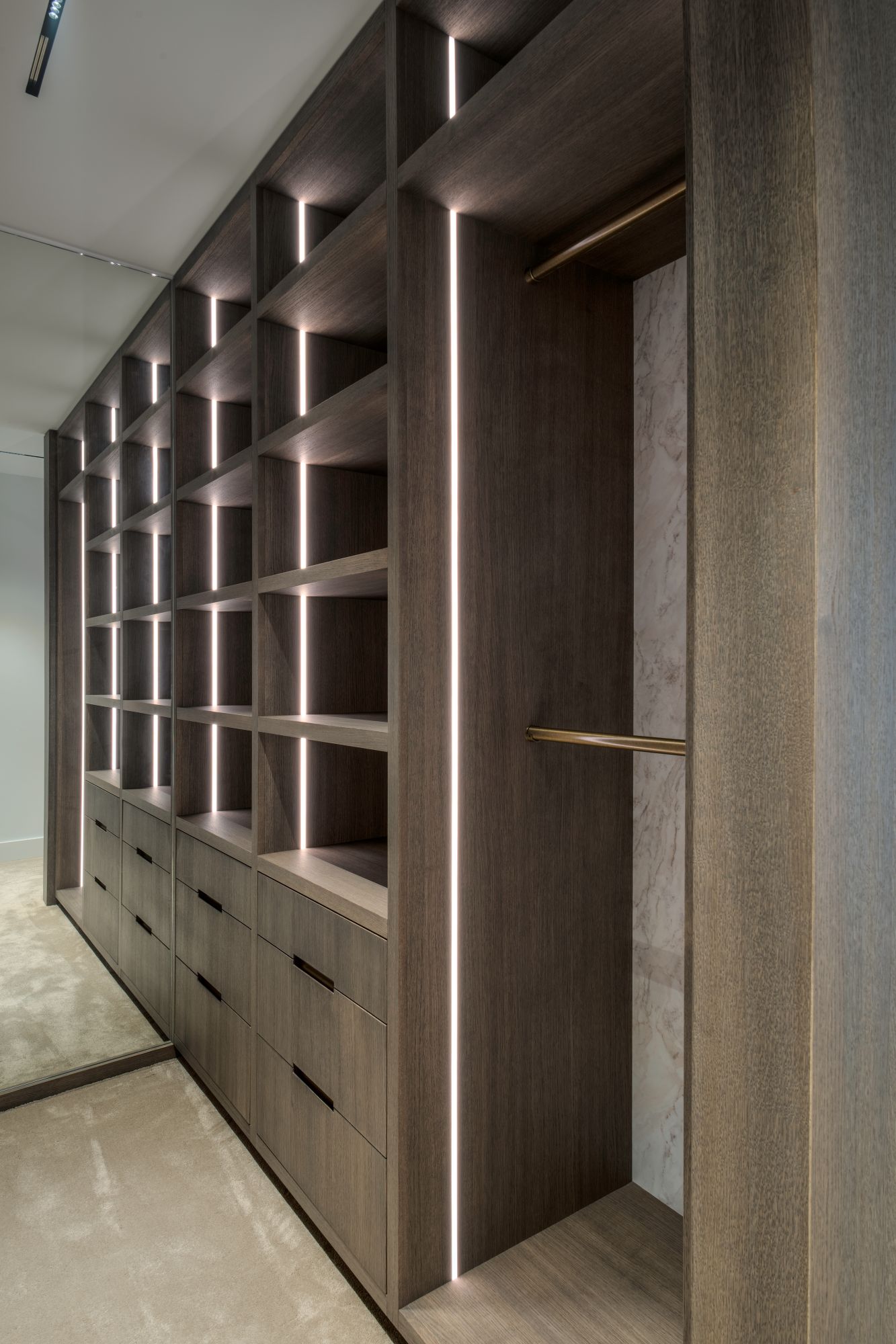 wandkast met verlichting