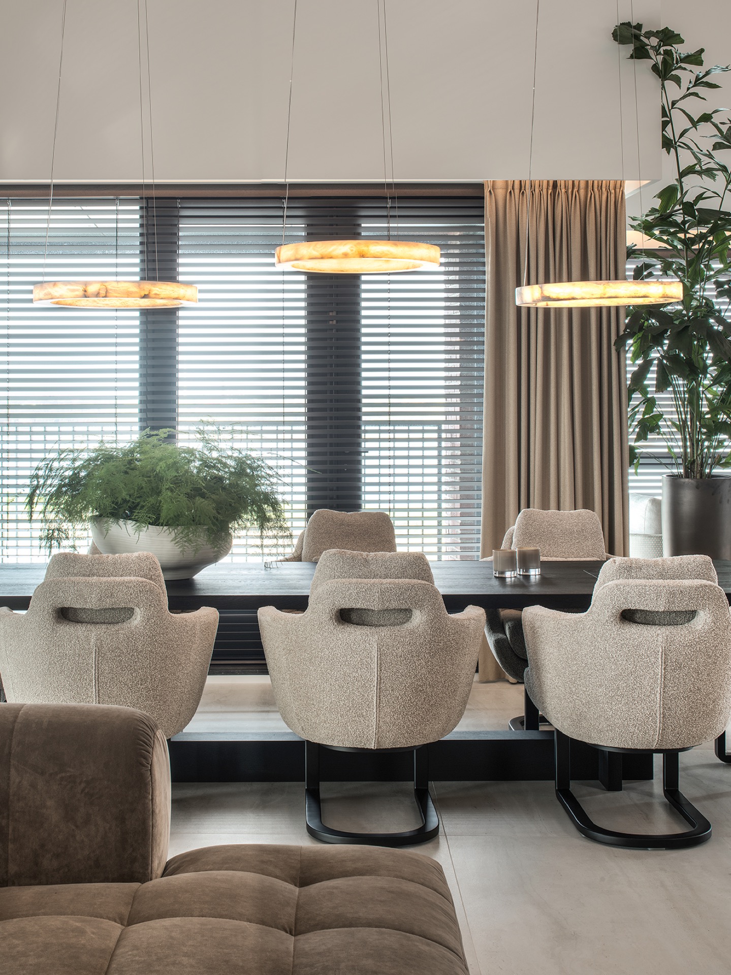 eetkamer met luxe lampen