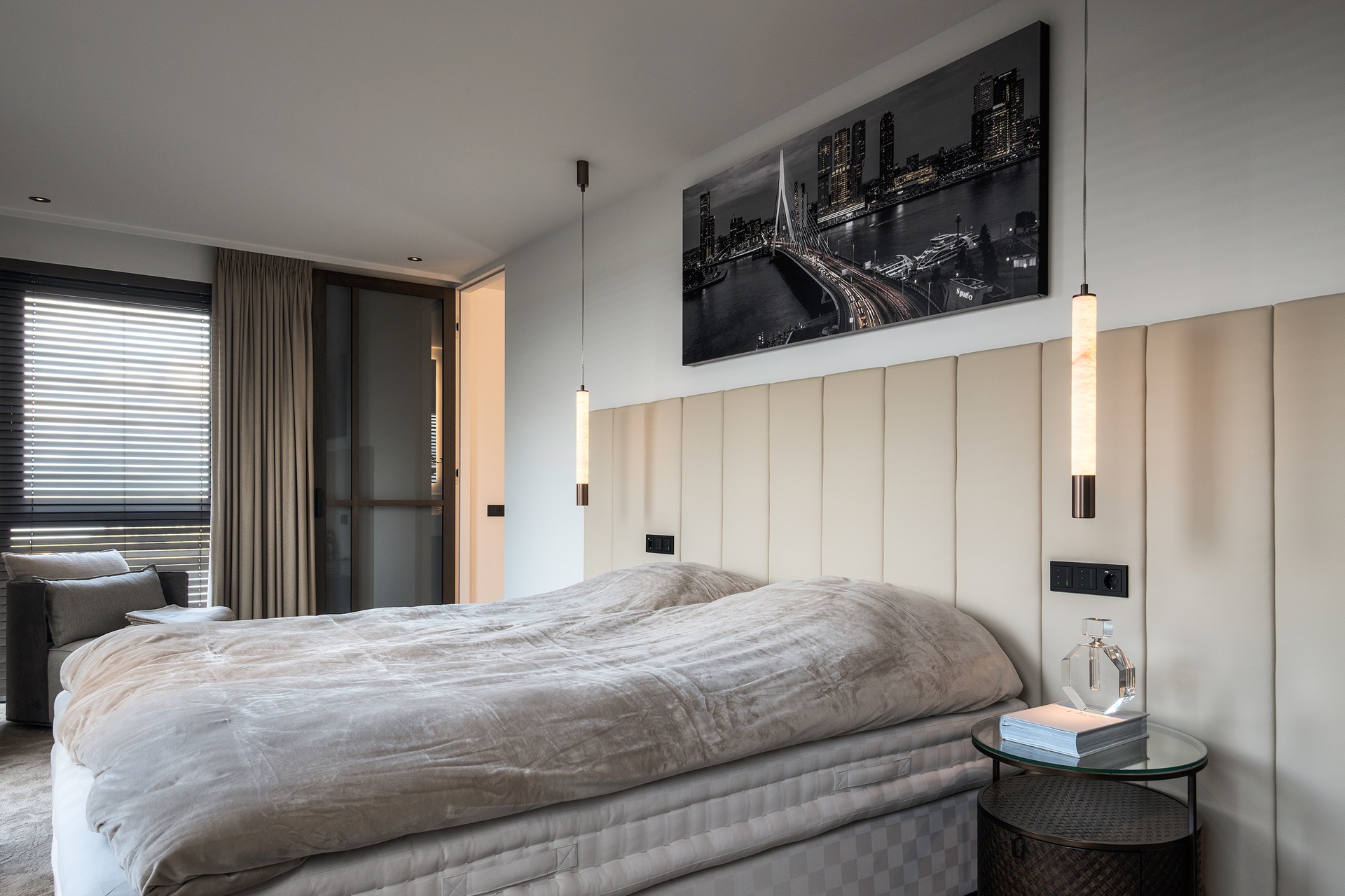 slaapkamer met luxe lampen