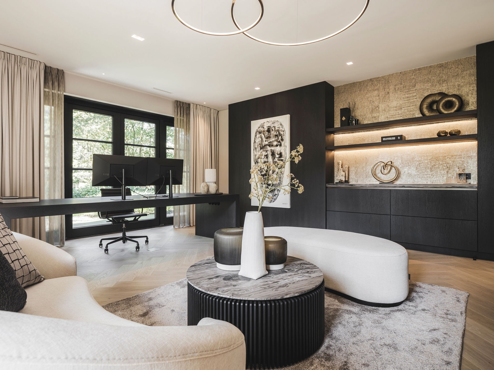 luxe werkkamer met design meubels