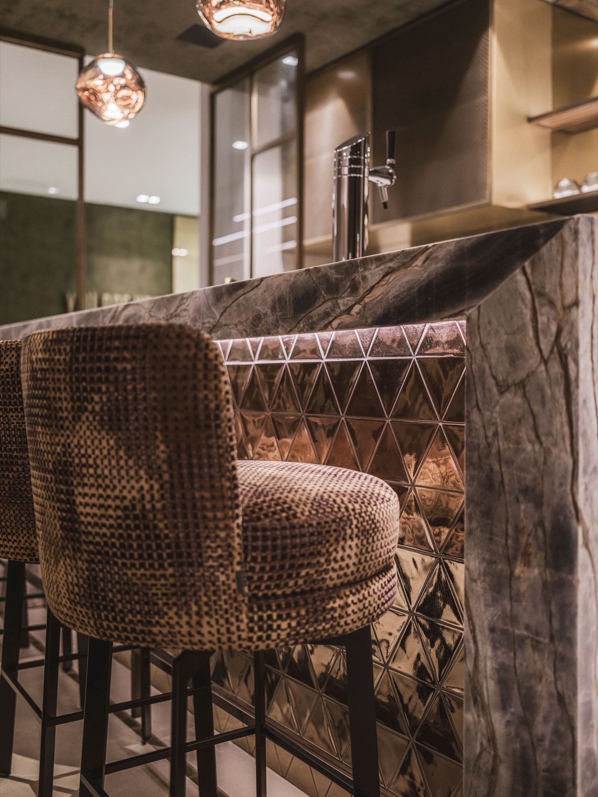 bar met luxe barkrukken