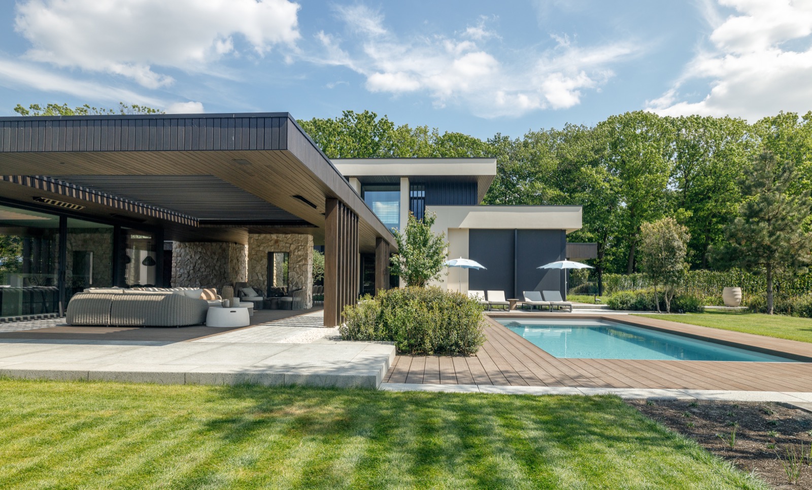 villa met terrasoverkapping met louvredak