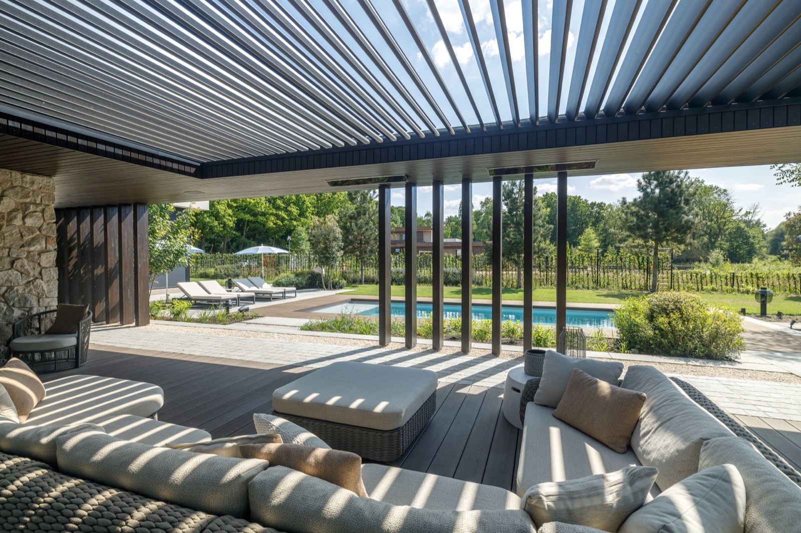 terrasoverkapping met design louvredak