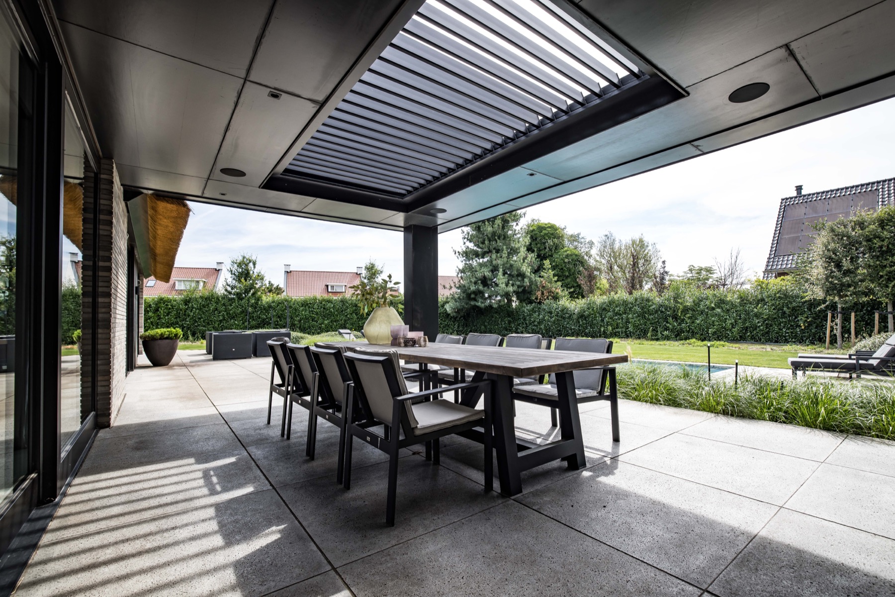 tuin met luxe overkapping