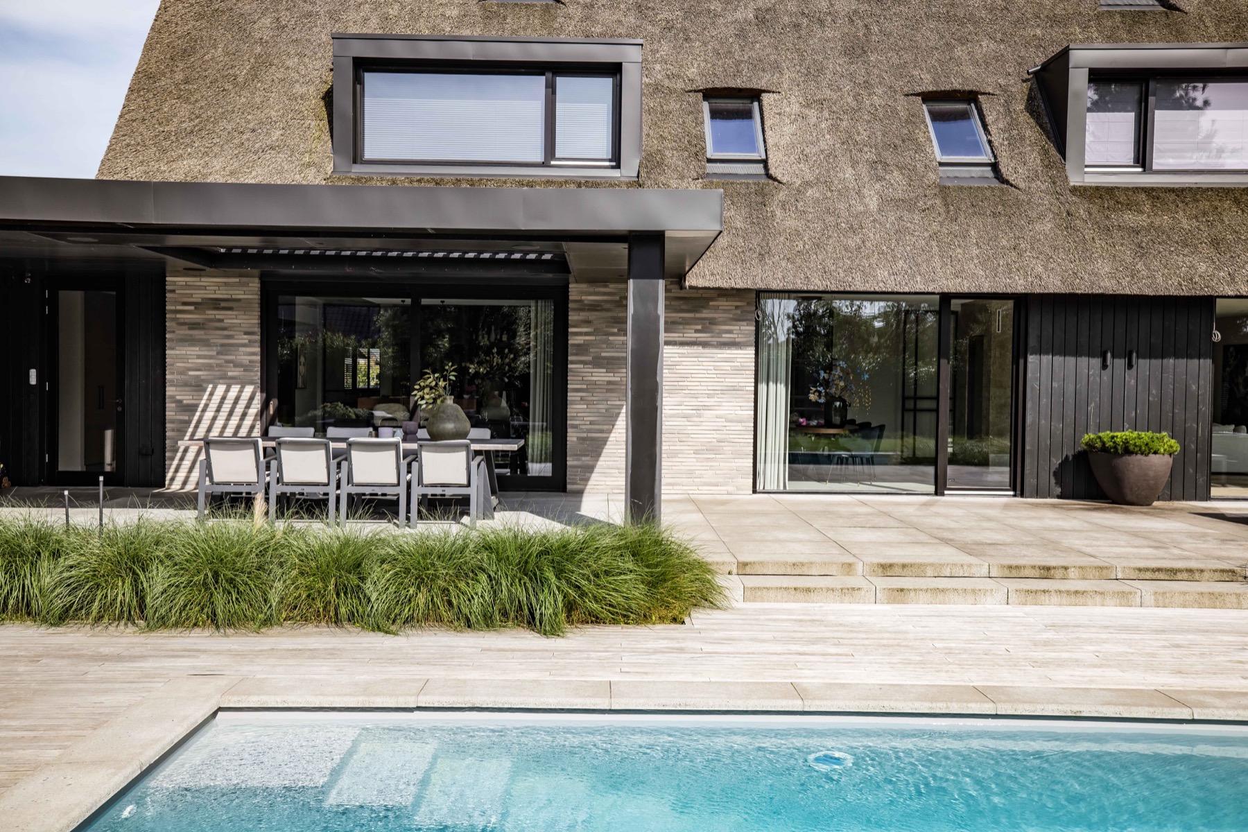 tuin met overkapping en zwembad