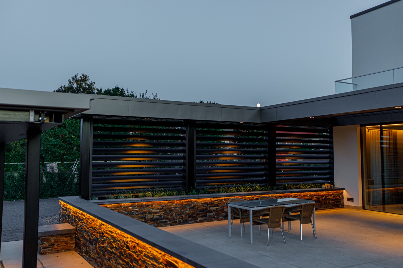 tuin met design panelen 