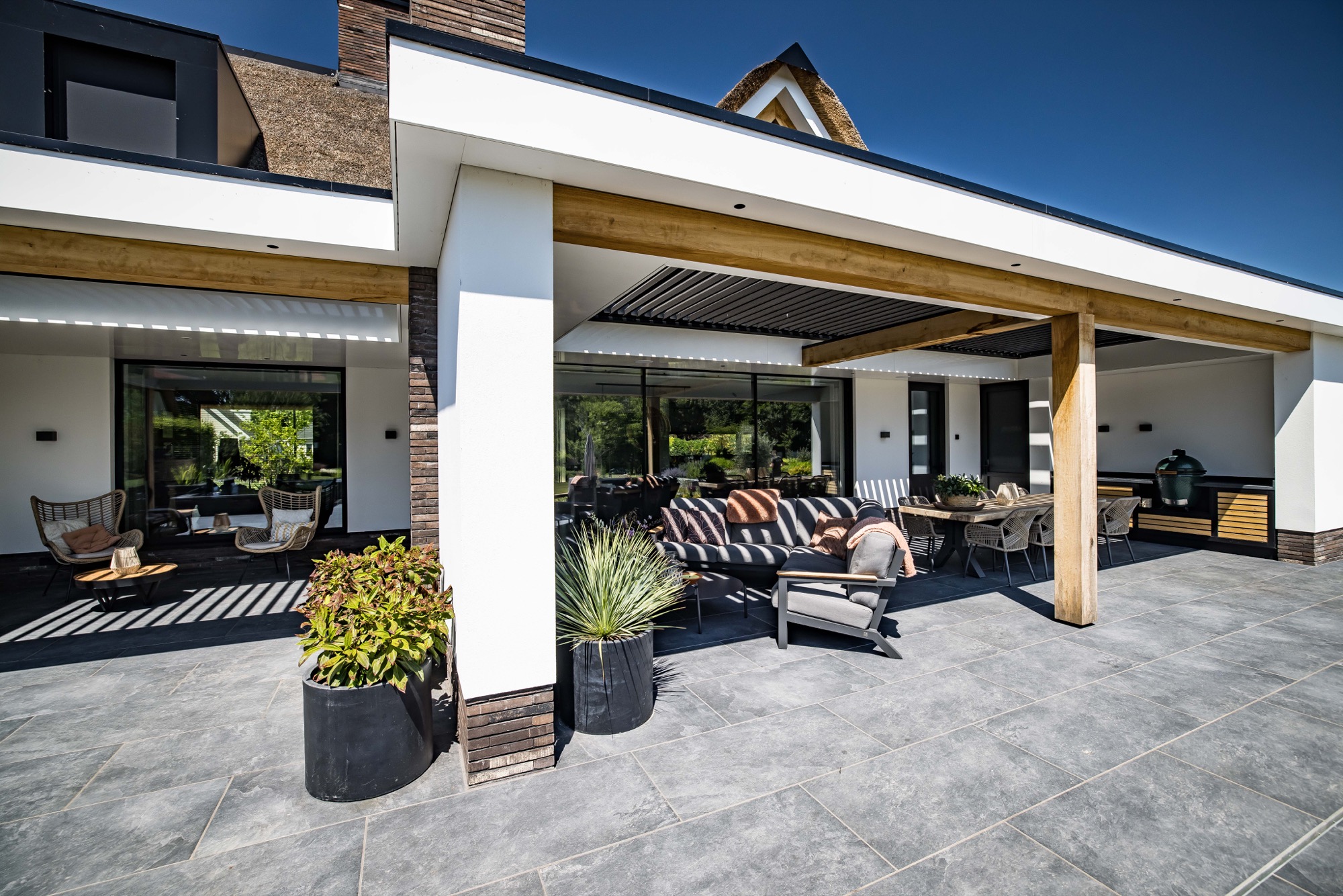 luxe overkapping met louvredak