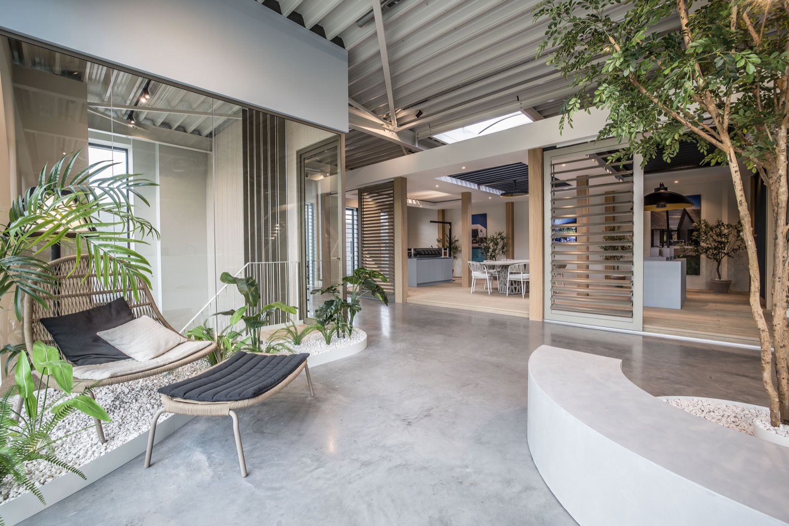 showroom met luxe louvredaken