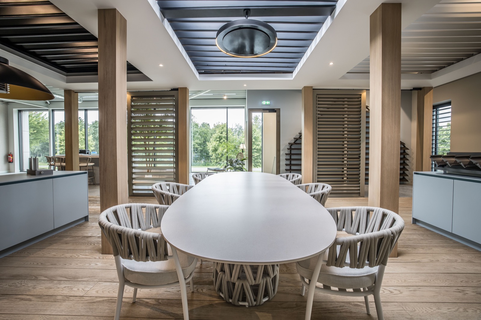 luxe tuinmeubels onder louvredak