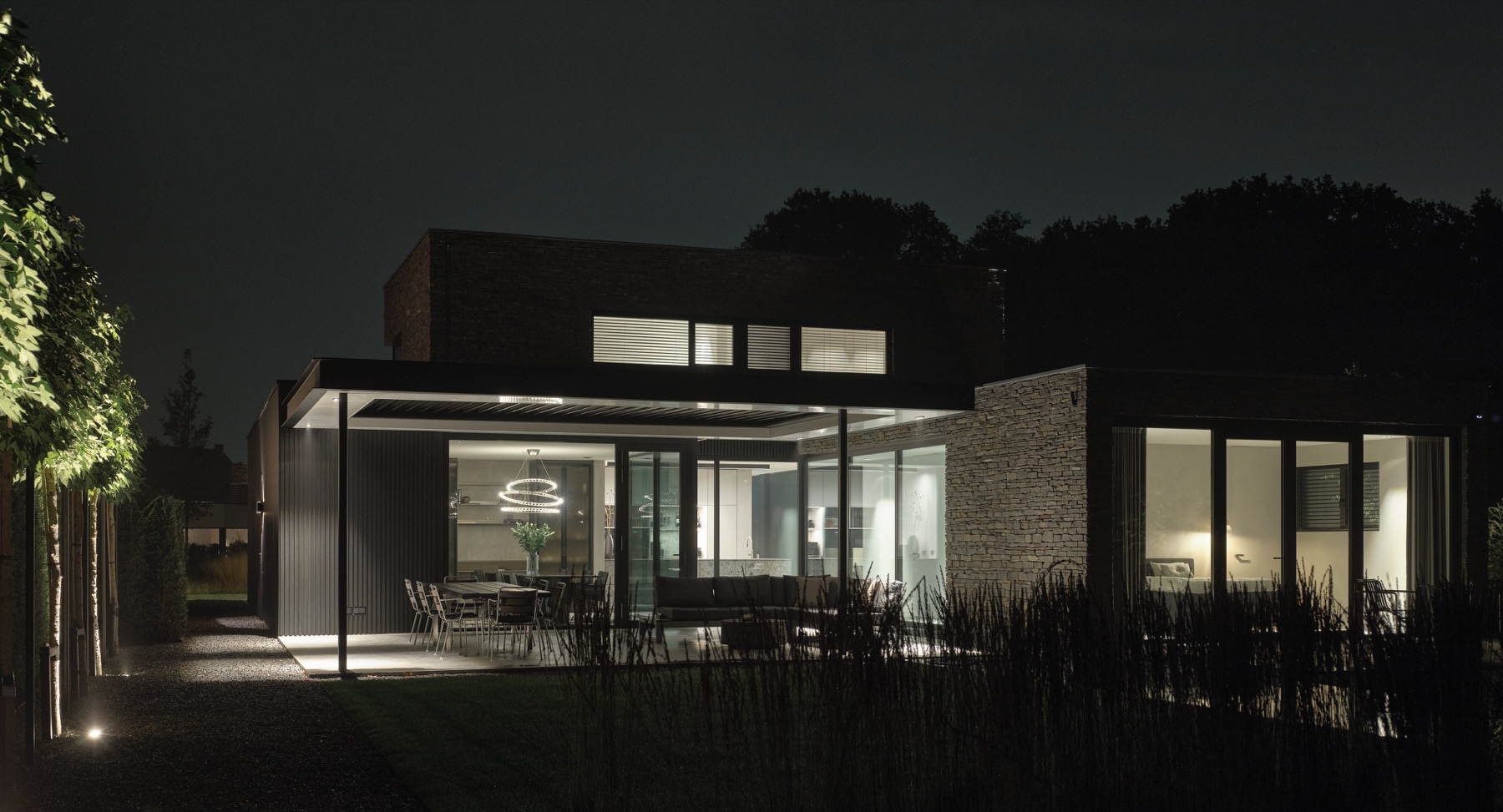 tuin met luxe overkapping