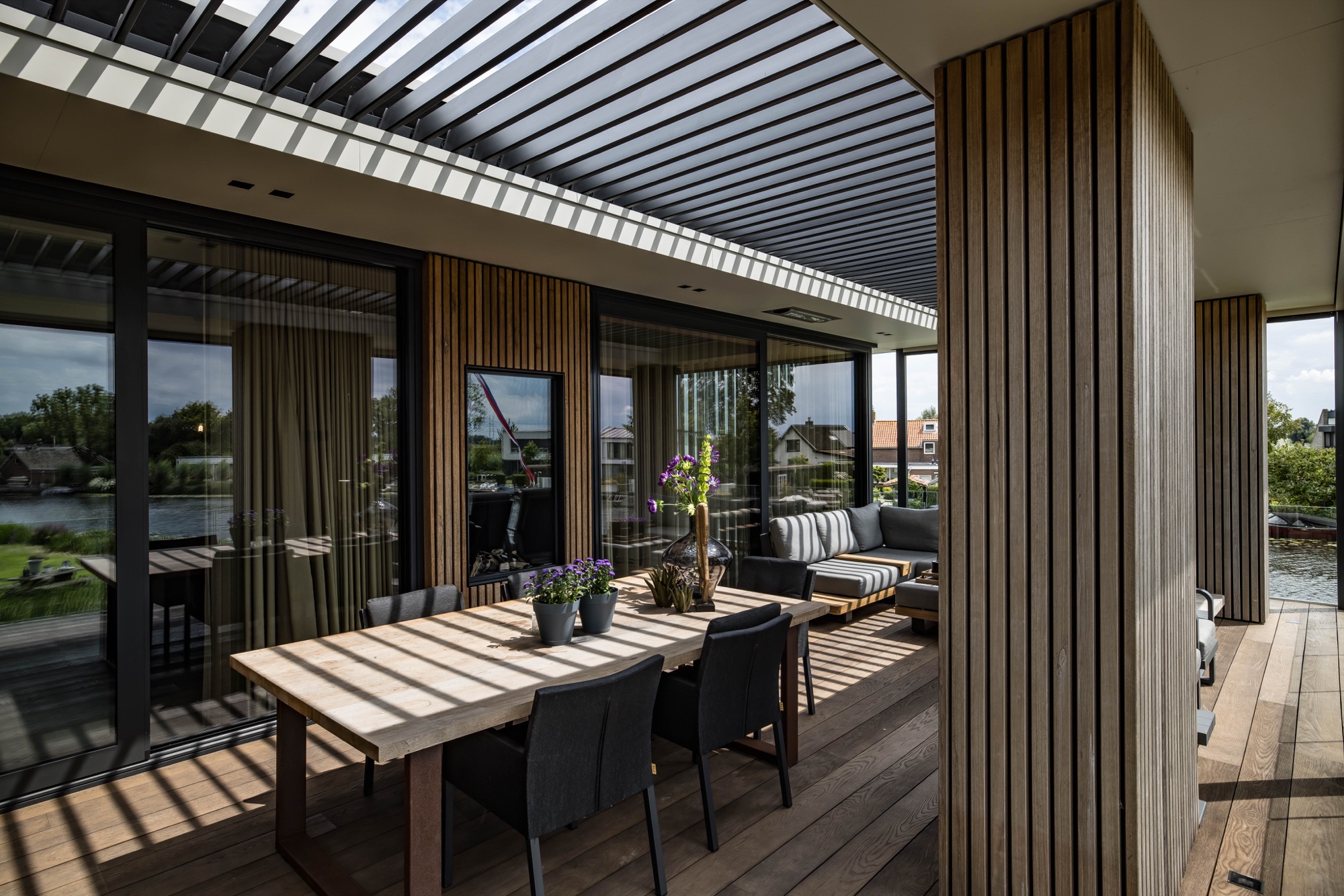 terras met eettafel