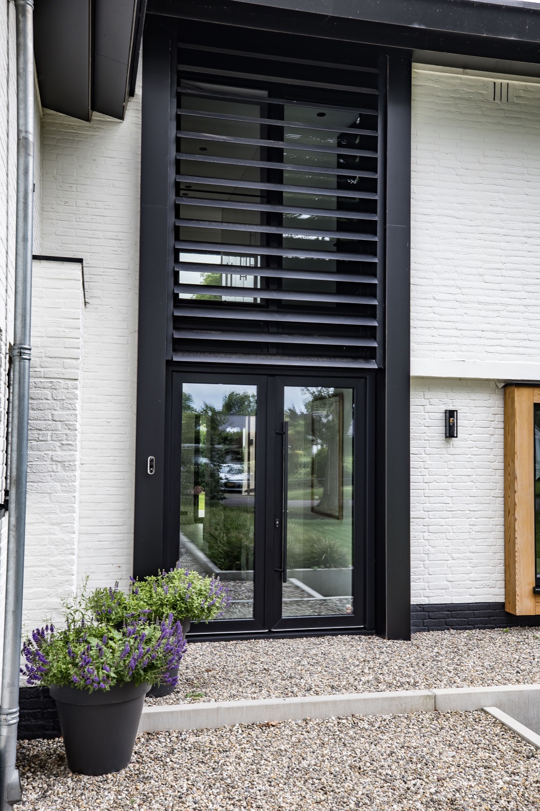 voordeur met luxe louvrepanelen