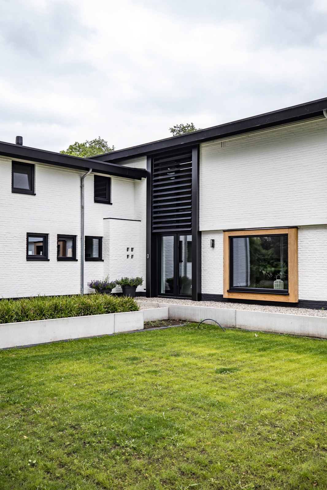 voorkant woning met maatwerk louvrepaneel