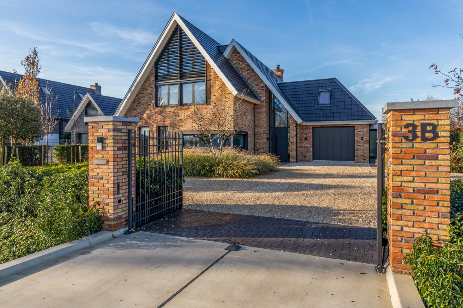 villa met panelen aan buitenkant