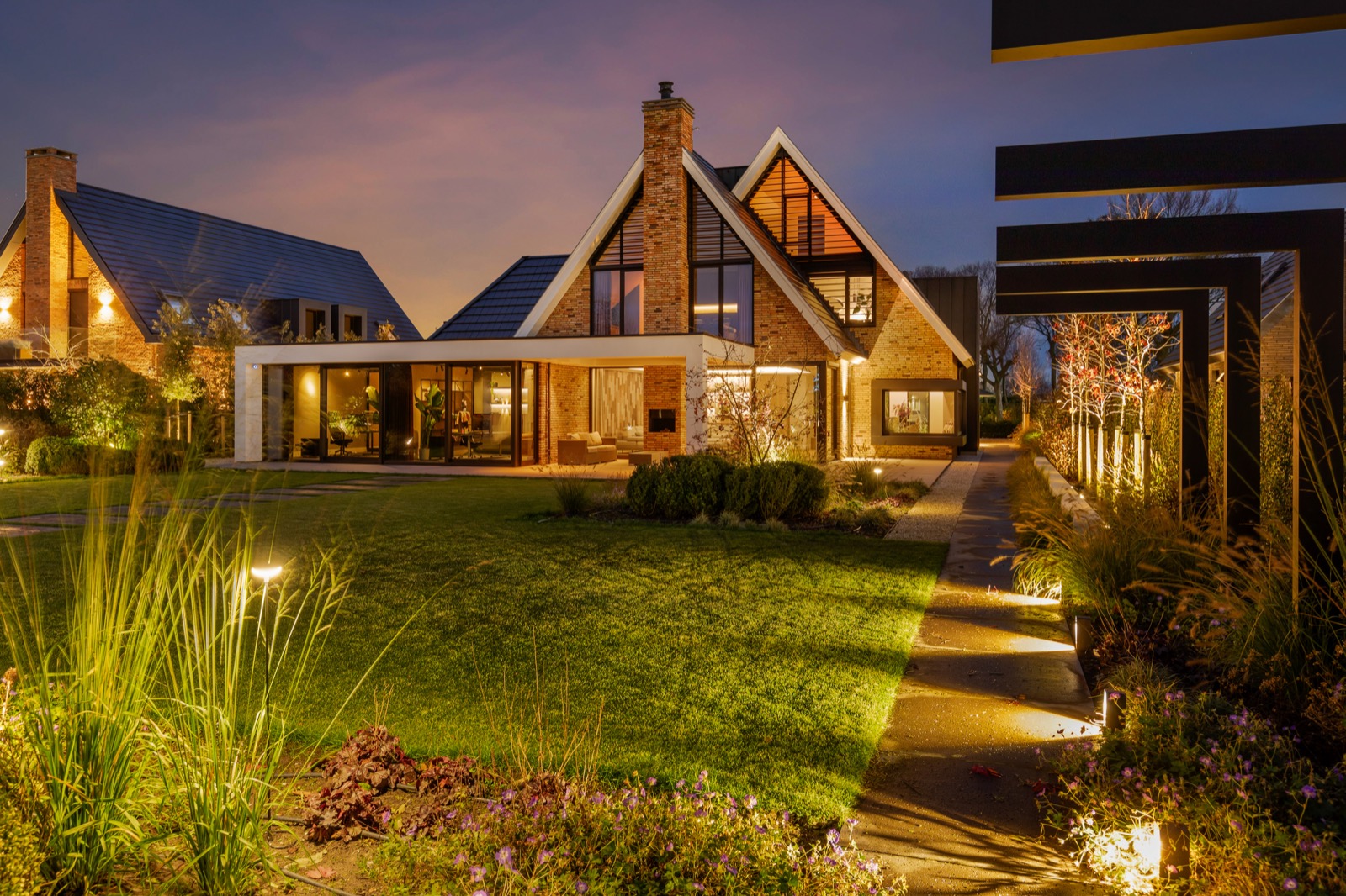 villa met luxe tuin met terrasoverkapping