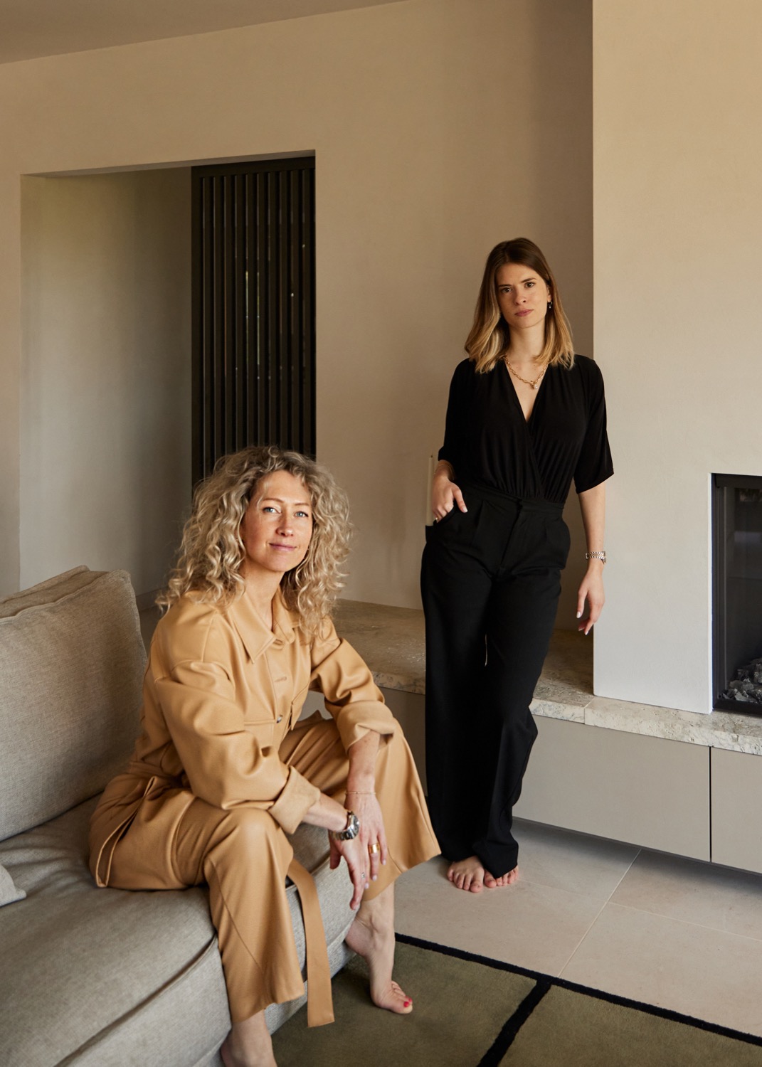 dames in woonkamer