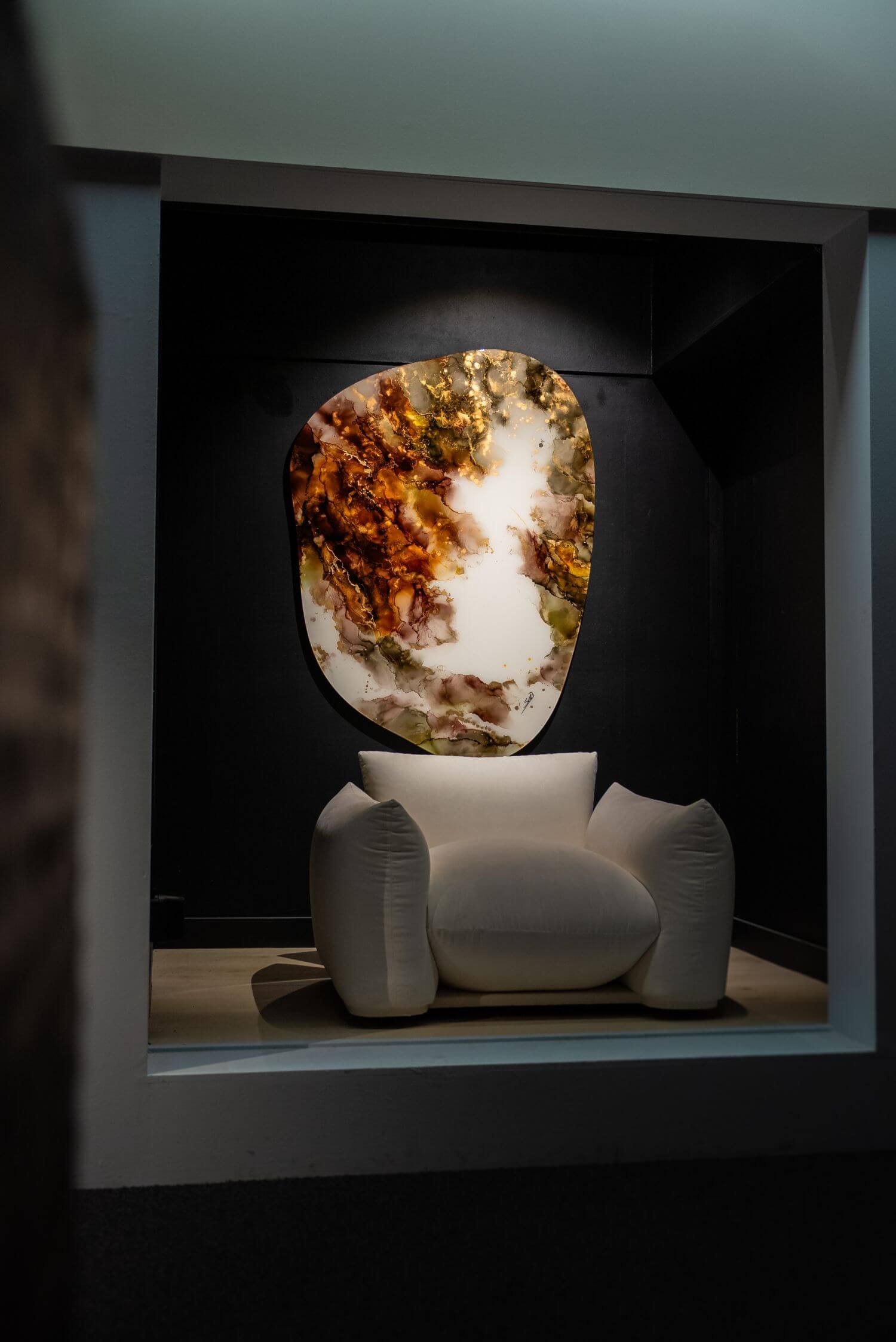 luxe stoel met wandkunst