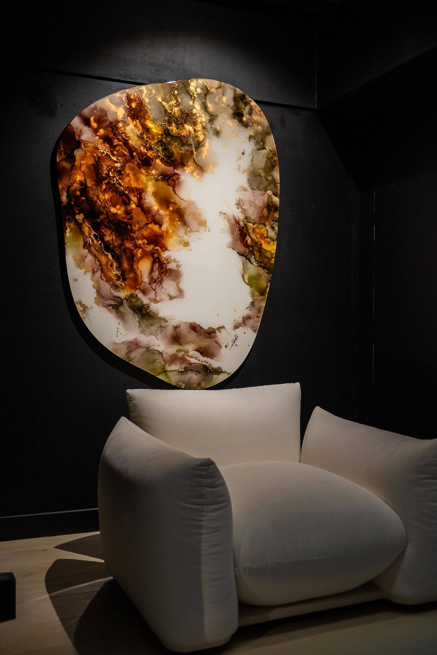 luxe fauteuil met wandkunst