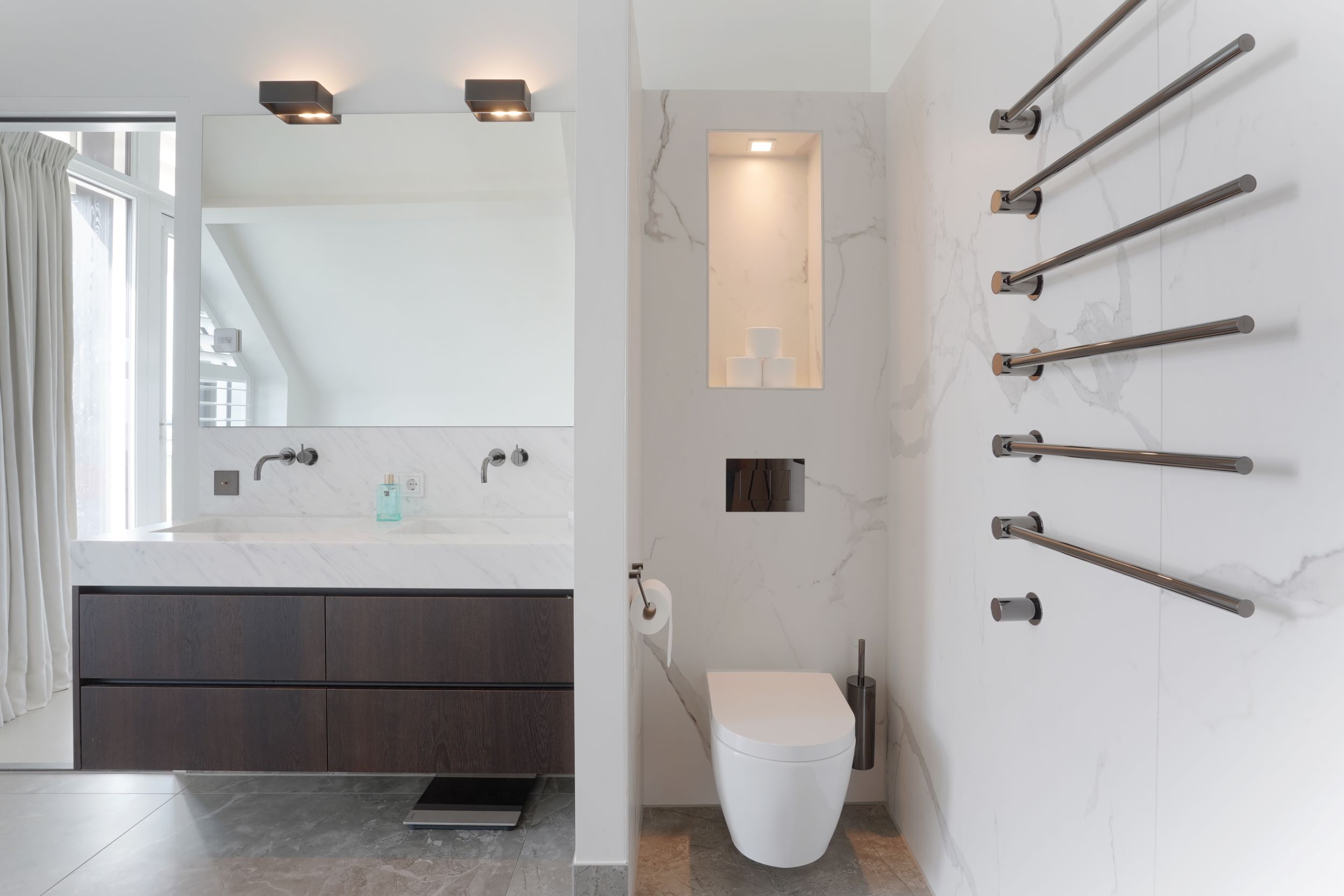 badkamer met verlichting