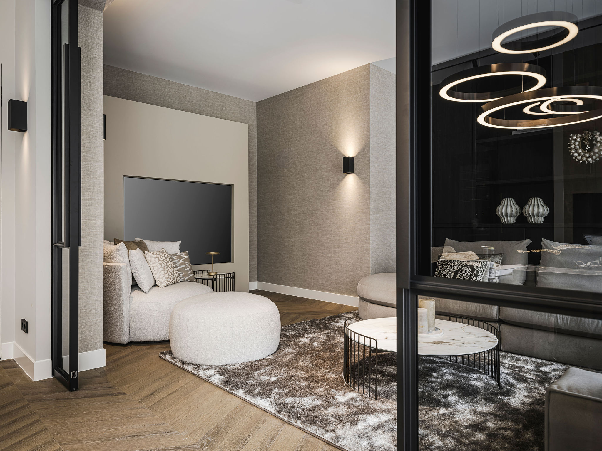 Luxe woonkamer met cinewall