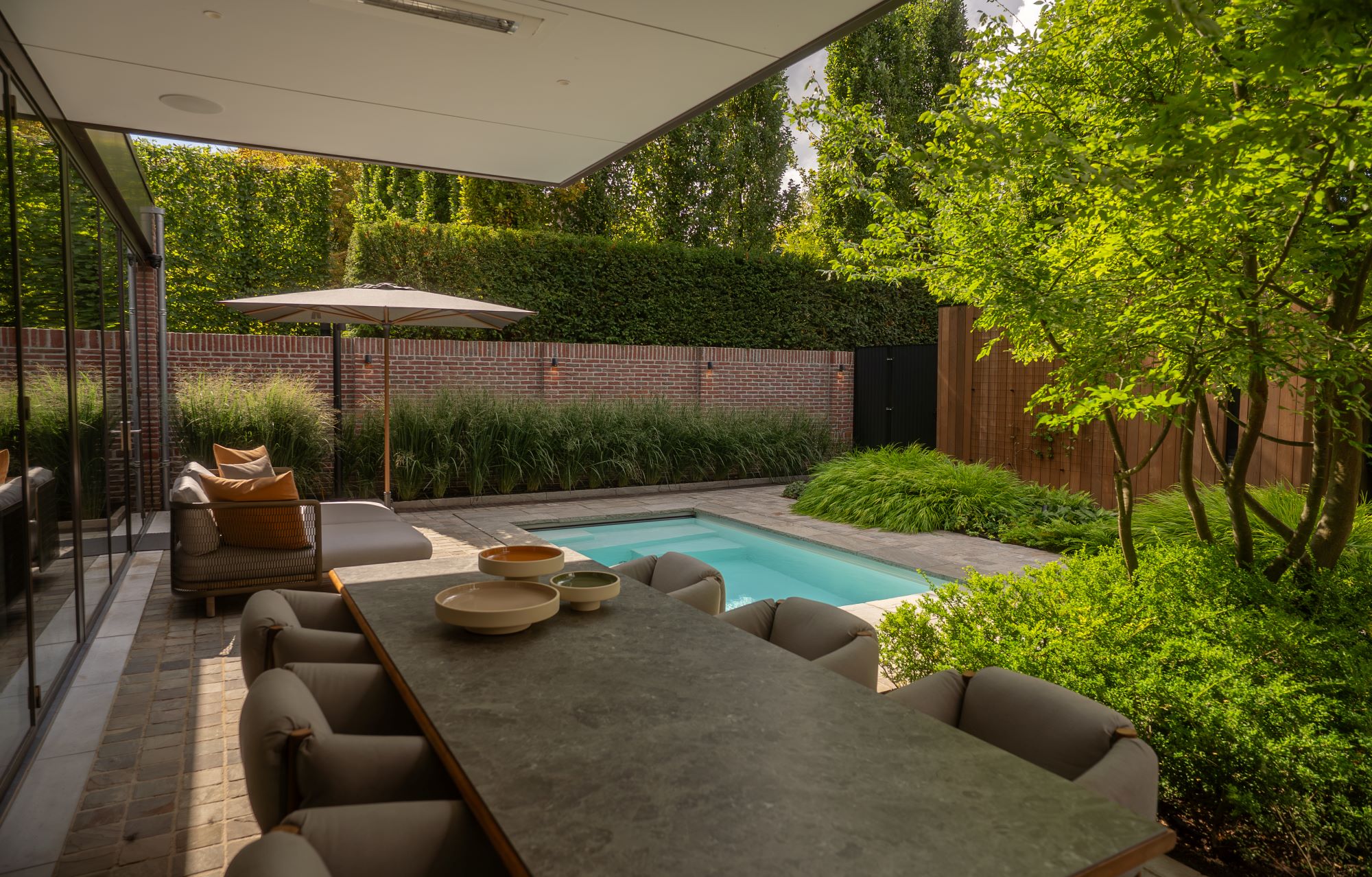 luxe tuin met zwembad