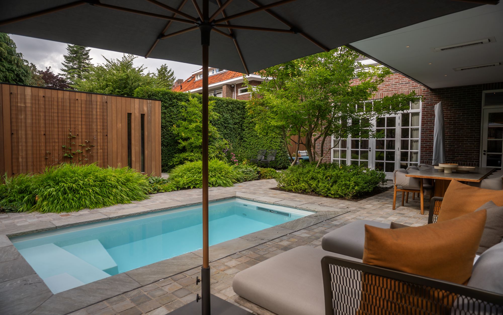 exclusieve tuin met zwembad