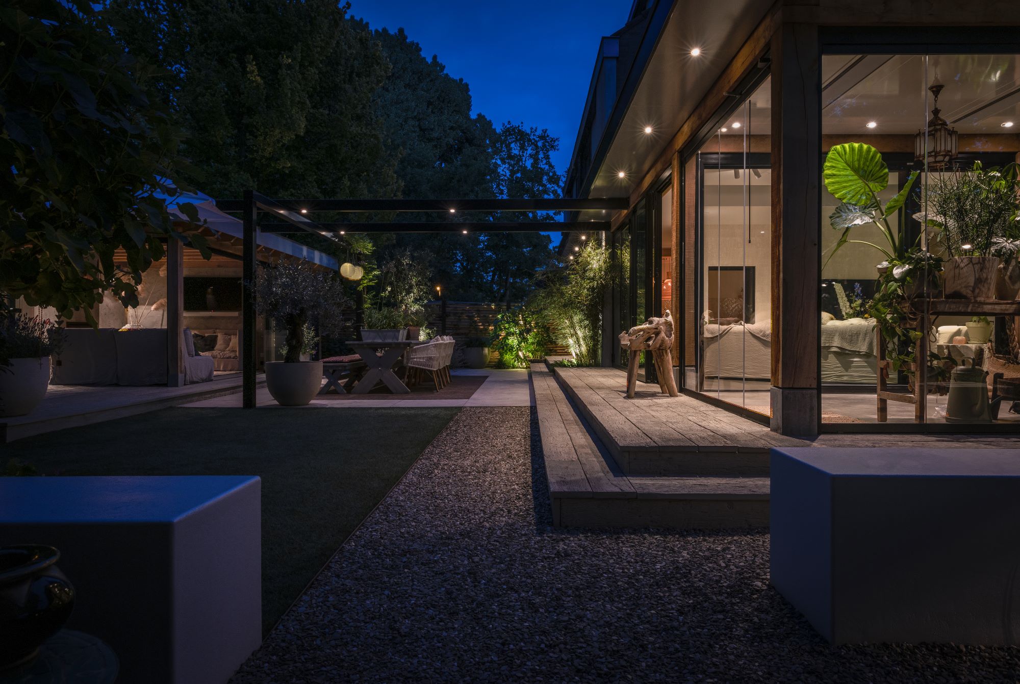houten tuinkamer avond