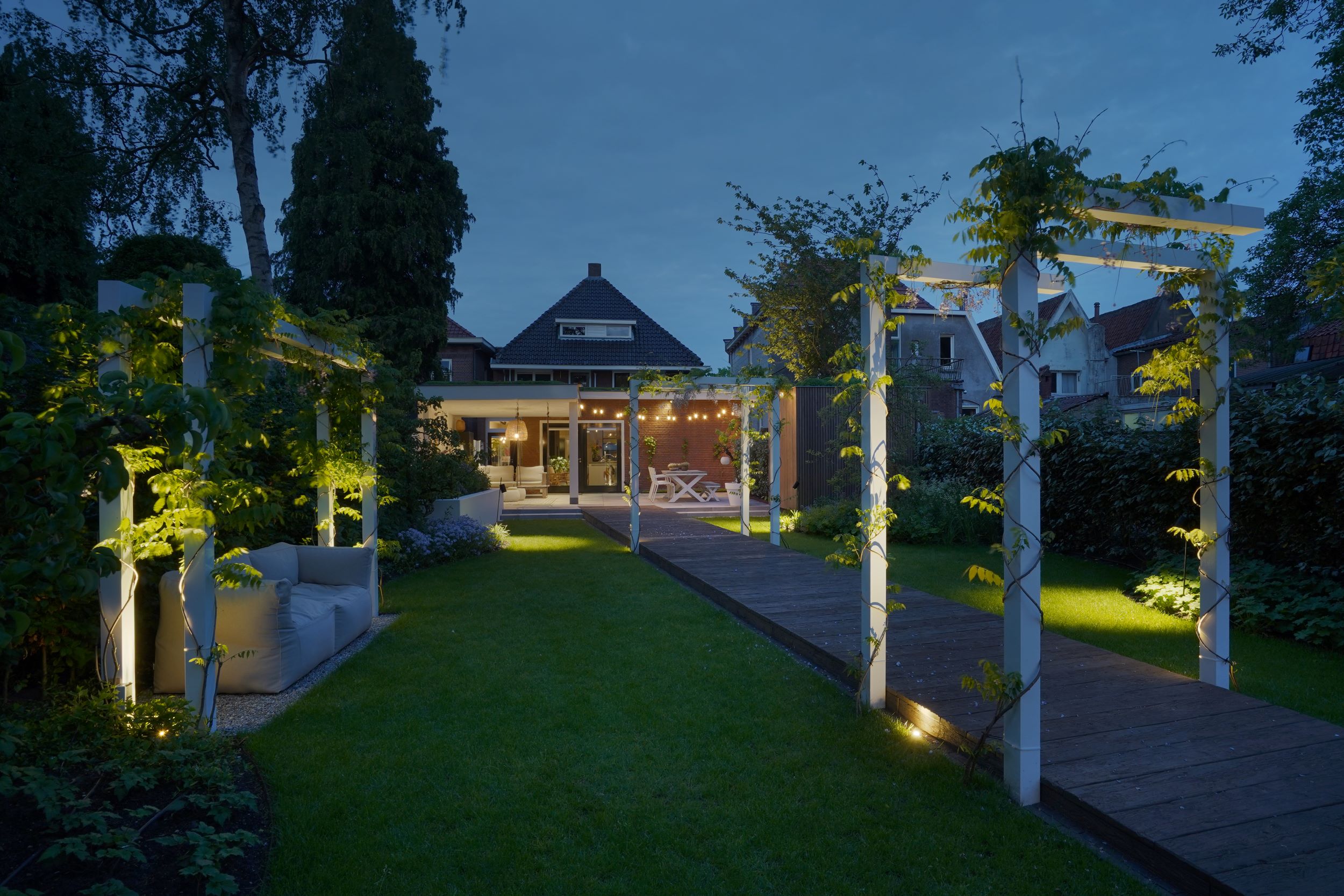 luxe tuin met sfeervolle verlichting