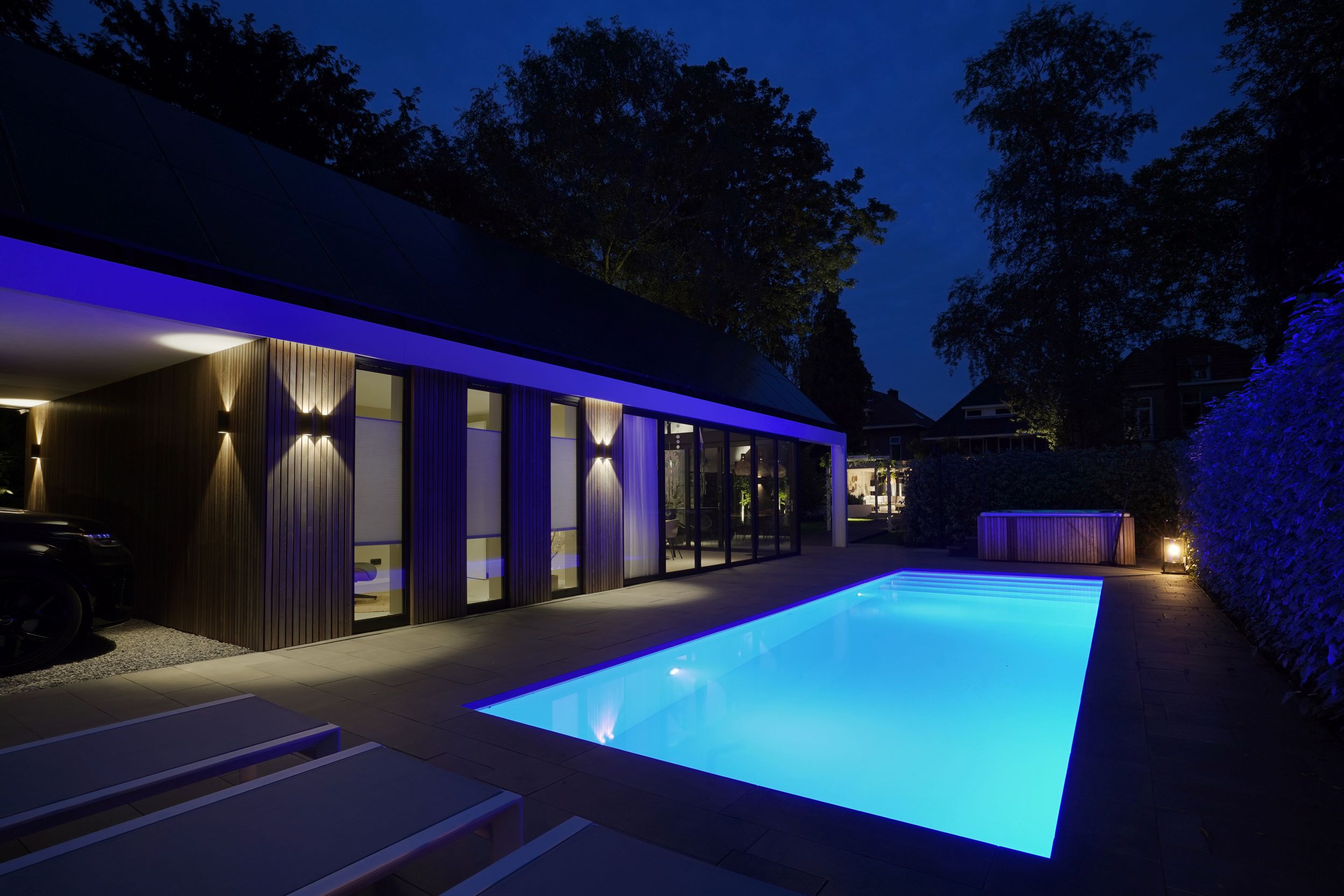 tuin met zwembad met verlichting
