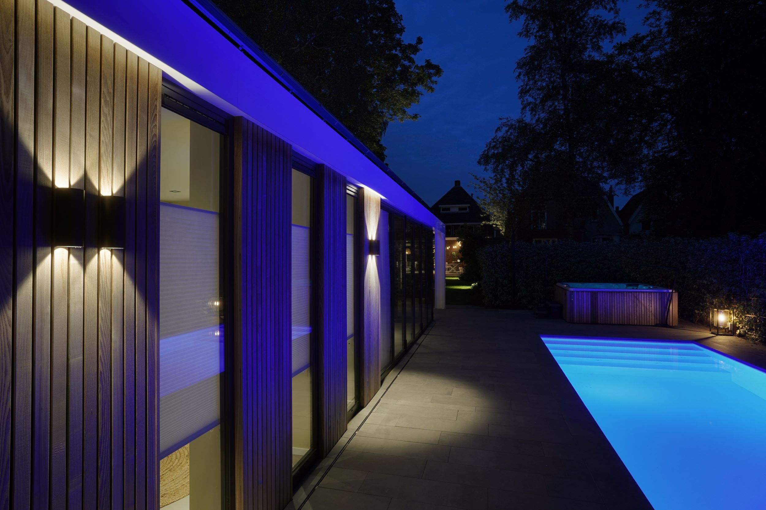 zwembad met verlichting