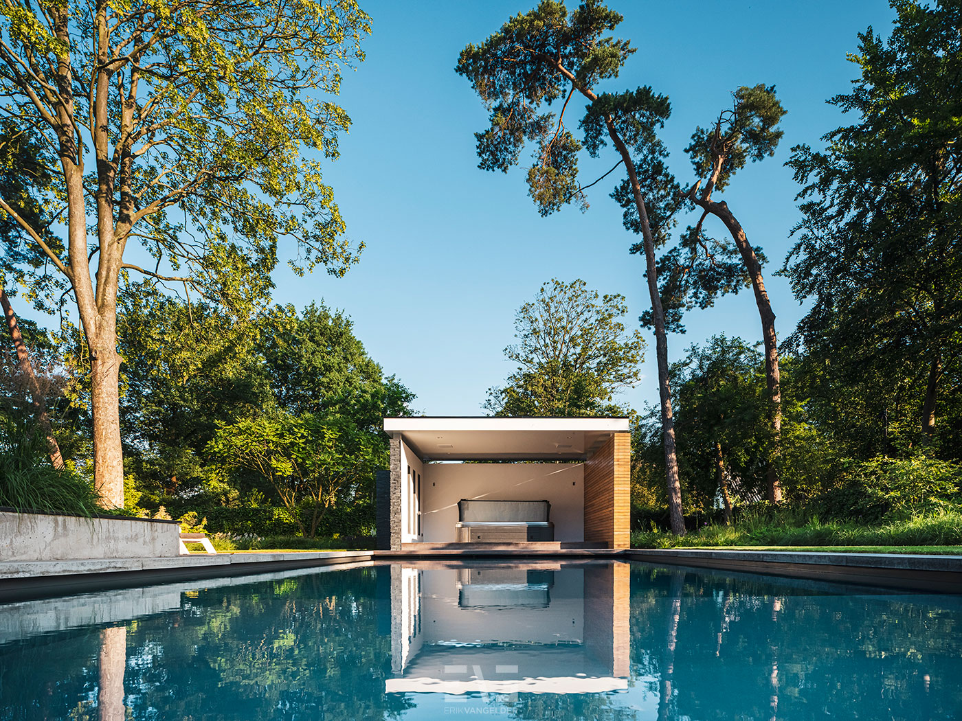 luxe zwembad met poolhouse