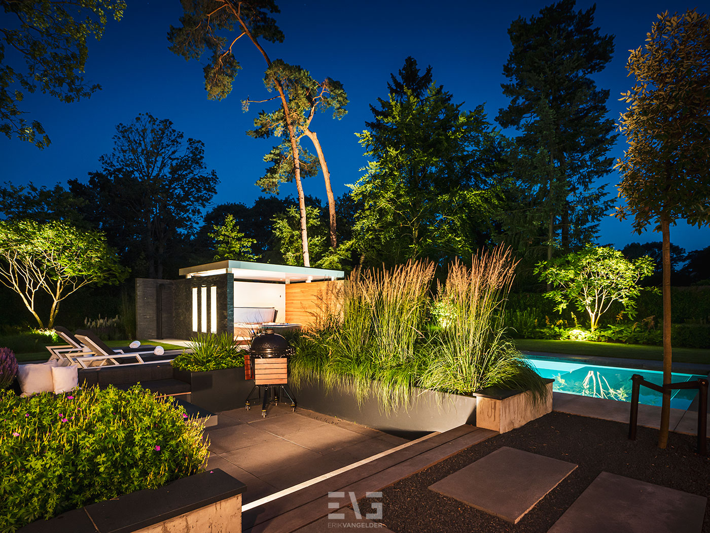 Luxe tuin met zwembad