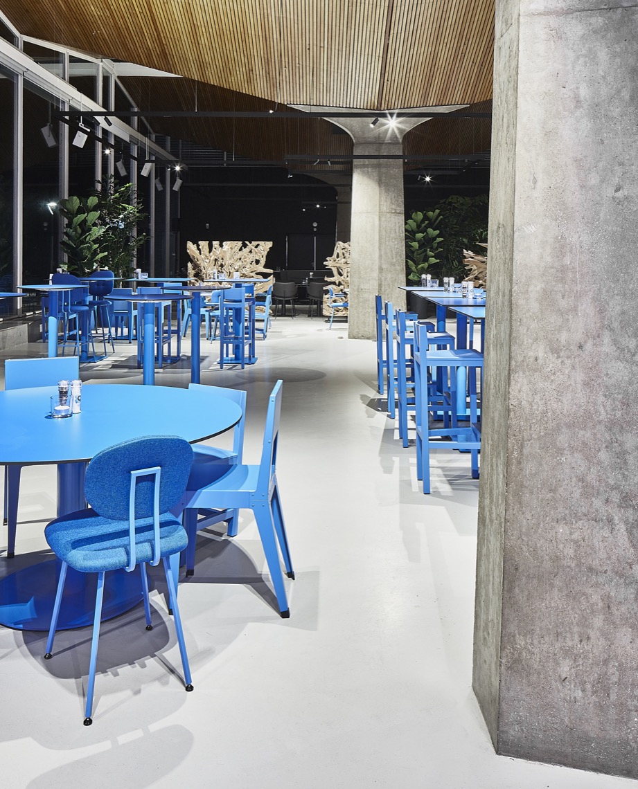 blauwe tafels en stoelen