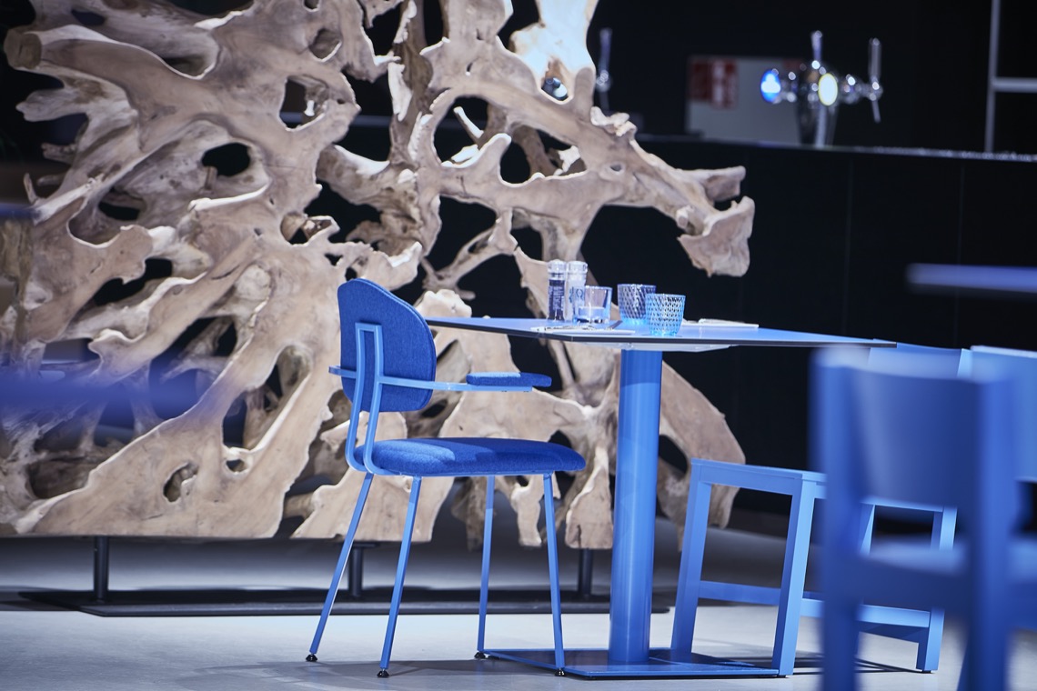 blauwe tafel met stoelen