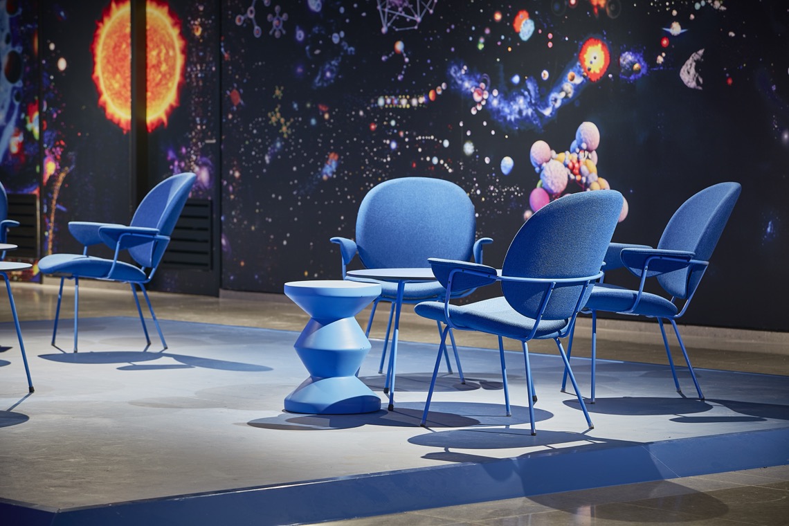 zitje met blauwe stoelen