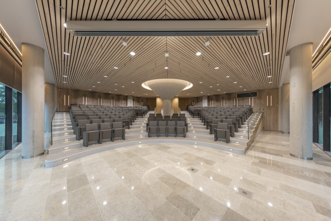 atrium met stoelen