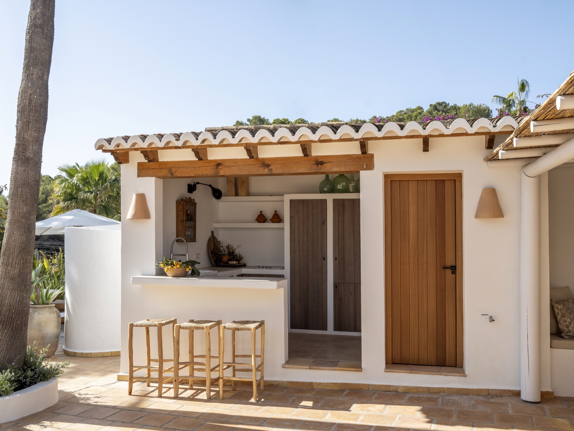 luxe bijgebouw bij vakantiewoning met buitenkeuken