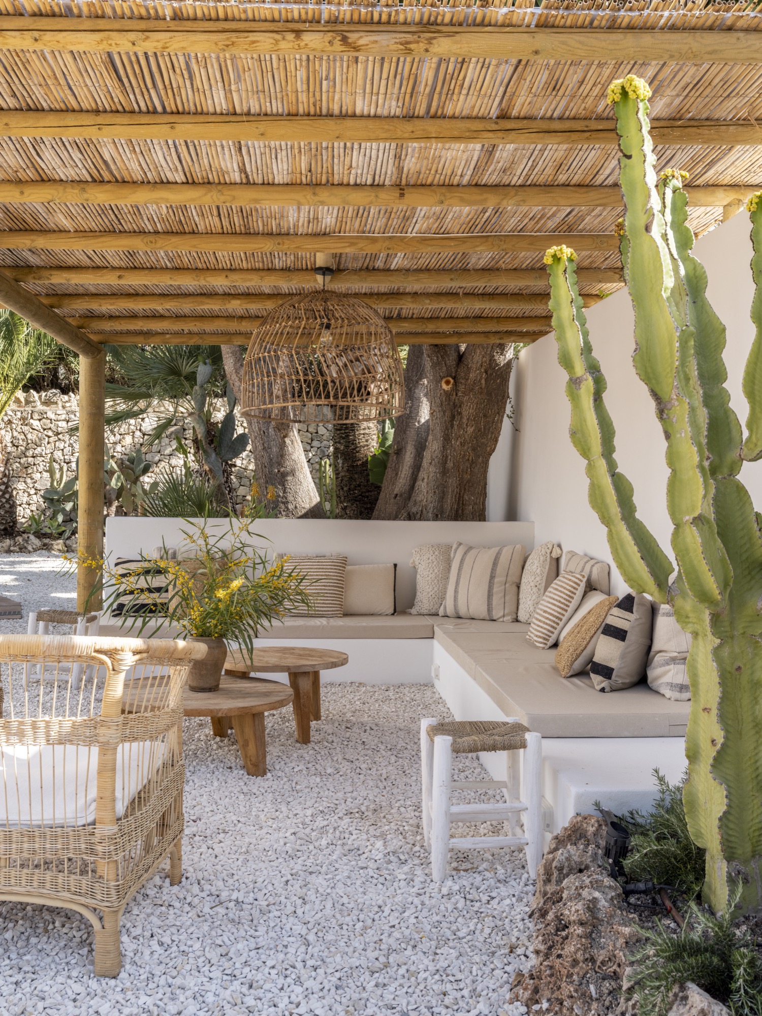 luxe buitenmeubels onder pergola